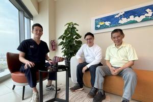 符策翔（中）的父亲符时荣（右）应肝癌主治医生黄庆耀（左）的邀请，加入研究项目，意外在健康扫描时发现新肿瘤。（档案照片）