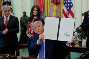 美国总统特朗普星期一（8月10日）在白宫椭圆形办公室签署行政令，全面缩减美国孩童的疫苗接种计划。（路透社）