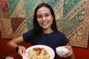 扎拉自豪地介绍自家招牌菜“焖煮印度香饭”（Dum Biryani）。（纪允贤摄）