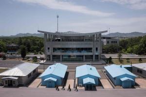 这张摄于2017年6月2日的照片显示分隔朝鲜半岛南北的军事分界线，拍摄地点位于朝韩边境开城附近的共同警备区北侧。（法新社）
