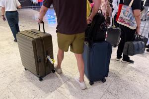调查显示，这名25岁男乘客当时在一个准备前往马来西亚吉隆坡班机的登机口。他疑喝醉后大喊大叫，对其他乘客造成骚扰。两名航空公司职员机见状上前询问，男子却朝其中一人爆粗口，他过后尝试登机被阻。（唐家鸿摄）