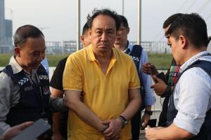 林鼎星期二被遣返我国后，被新加坡警察部队逮捕。（新加坡警察部队提供）