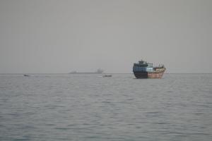 由于霍尔木兹海峡（图）关键航道过去几周又有船只被攻击，8月份的油运估计继续严重受限，到9月份才缓慢恢复，第三季的原油停产量预计每日平均约660万桶。（路透社）