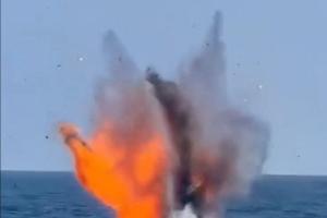 两架“天竺葵”型无人机之一在靠近罗马尼亚海上天然气项目“海王星深水区”的海域爆炸。画面取自罗马尼亚国防部长米鲁察8月11日发布脸书的视频。（路透社）