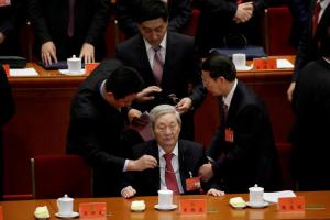 中国国务院原总理朱镕基（中）2017年10月18日在北京人民大会堂出席中共十九大开幕式后离场。（路透社档案照片）
