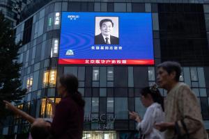 中国前总理朱镕基8月12日在北京病逝。图为北京街头一家购物中心广告屏幕上播放着朱镕基的逝世消息。（路透社）