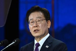 韩国总统李在明星期三（8月12日）在青瓦台举行“未来增长动力七大SEED发布会”时说，韩国必须把握当前半导体产业带来的机遇，为AI时代之后做好准备。他强调，七大SEED“既是下一代增长引擎，也是国家核心战略资产”。（法新社档案照片）