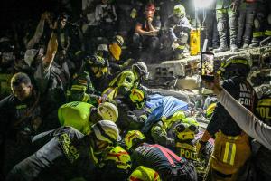 哥伦比亚地震已致约250人死亡。当地时间星期二（8月11日），重灾区佩雷拉市的消防队，从废墟中救出一名32岁女性拉戈。（法新社）