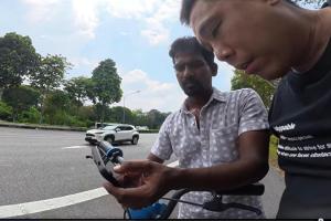 冯韦胜在快速公路上看到男子危险骑行，下车检查发现对方是因为使用谷歌导航前，地图设置有误才一路骑上快速公路。（受访者提供）