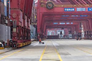 中国航运企业海杰航运将开通首条穿越北极的常态化集装箱运输航线“冰上丝绸之路”。图为宁波舟山港，摄于2021年6月。（欧新社）