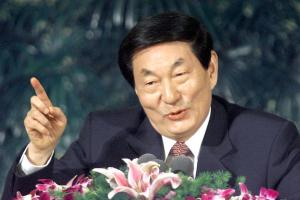 中共政治局原常委、中国国务院原总理朱镕基星期三（8月12日）逝世，享年98岁。图为他2002年在中国两会的总理记者会上，回应媒体提问。（法新社）