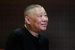 中国著名相声演员郭德纲今年7月在武汉一场商业演出中，即兴改编经典红歌《弹起我心爱的土琵琶》。（档案照片）