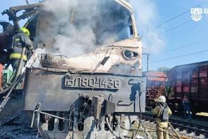 8月13日，一列客运列车在乌克兰敖德萨地区遭俄罗斯无人机袭击后起火，消防员扑灭了机车的火灾。（路透社）