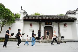 中国国务院原总理朱镕基星期三（8月12日）逝世，一些中国民众星期四（13日）自发来到朱镕基老家湖南省长沙县安沙镇和平村棠坡“恬园”，敬献鲜花、寄托哀思。（中新社）