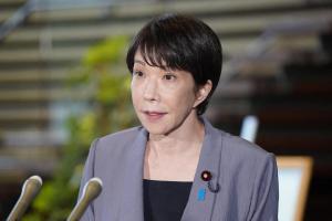 消息说，高市因顾虑到参拜靖国神社会给当前正在改善的日韩关系以及日美韩合作带来严重影响，以及亚太经合组织峰会即将在中国举行，为免触怒韩中，也为专注应对熊本地震灾后修复与重建，正考虑取消参拜活动。&nbsp;（法新社）