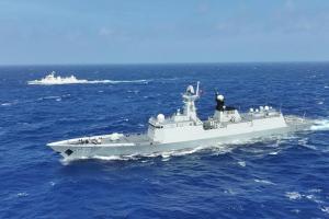 中国大陆自6月以来接连在台湾海峡及台湾东部海域展开海警巡查、科研调查和航运管制，本周又宣称海军红河舰（前）与印度尼西亚海军在台湾东部海域演练。（新华社）