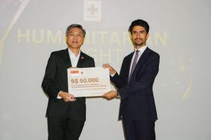 新加坡红十字会主席陈开河（左）向哥伦比亚驻新加坡大使馆副馆长伯尼拉（Yesid Bonilla）象征性颁发善款5万元。（新加坡红十字会提供）