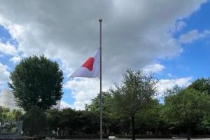 中国前总理朱镕基逝世，日本驻华使馆星期四（8月13日）上午在微博发布日本国旗降半旗的照片表示哀悼。（日本驻华大使馆微博）
