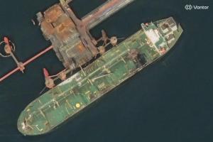卫星图像显示，星期三（8月12日）在俄罗斯黑海港市新罗西斯克，一艘油轮遭乌克兰无人机和导弹袭击后受损。（路透社）