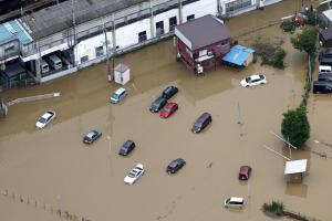 8月14日，日本千叶县大网白里市暴雨后，多辆车辆泡在水中。（路透社）