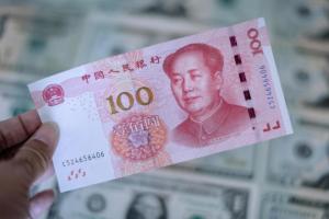 今年4月，美元兑人民币超越港元兑美元，再次成为香港交易量最大的货币对。（香港中通社档案照）