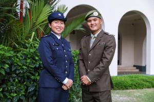 今年两人获颁总统奖学金，他们是：同时获得新加坡警察部队奖学金的陈睿娴（左），以及也获颁新加坡武装部队奖学金的傅义胜（右）。两人星期五傍晚在总统府出席颁奖典礼。（白艳琳摄）