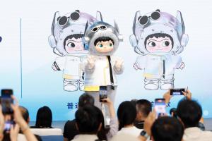 第二届世界人形机器人运动会星期四（8月13日）举行新闻发布会，会上介绍本届赛事吸引了六大洲、16个国家的666支队伍，共有2056台机器人同台竞技。图为运动会吉祥物“智宝”在发布会上亮相。（中新社）