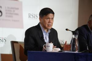 南洋理工大学经济学荣誉教授陈光炎星期四（8月13日）在南大拉惹勒南国际研究院（RSIS）举办的公开讲座上，发表题为“美中不断演变的战略‘恐怖平衡’：动态与未来趋势”的演讲，探讨美中AI科技竞争。（RSIS提供）