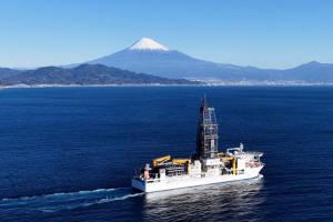 日本海洋技术研究组织于1月12日拍摄、7月24日发布的图片显示，深海钻探船地球号正驶往距离东京约2000公里的珊瑚环礁南鸟岛。（法新社）