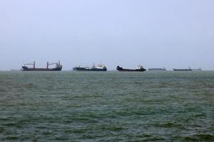 8月10日，船只通过伊朗南部阿巴斯港（Bandar Abbas ）附近的霍尔木兹海峡。（法新社）