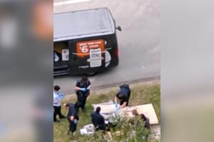 警方当场查获疑似毒品、电子烟和攻击性武器。（读者提供）