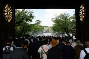 日本靖国神社每年8月15日都会举行大规模祭祀活动。自1978年靖国神社供奉二战甲级战犯，日本政要参拜靖国神社就成了日本与中韩等二战受害国外交上的敏感问题。（路透社）
