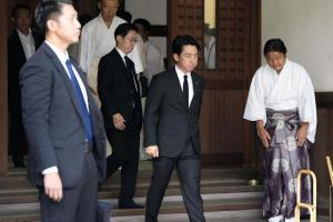 小泉进次郎（中）离开靖国神社时未回答记者提问，但他随后在Instagram发文说，他到靖国神社“向为国捐躯的英雄亡灵致以最诚挚的哀悼”，并重申坚守日本战后和平国家道路。（路透社）