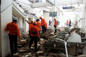 8月15日，在印度尼西亚东努沙登加拉省锡卡县毛梅雷镇（Maumere）发生地震后，港口一栋建筑物严重受损。（路透社）