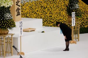 8月15日，日本首相高市早苗在东京武道馆举行的全国战殁者追悼仪式上鞠躬。（路透社）