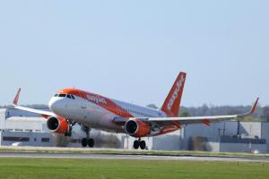 4月6日，一架易捷航空公司的空中客车A320飞机降落在法国奥利机场（Orly airport）。（法新社）