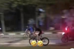 根据目击者上传到社媒平台TikTok的视频，超过10名脚踏车骑手一字排开，占据三条车道。这些骑士也没有佩戴头盔。（取自TikTok）