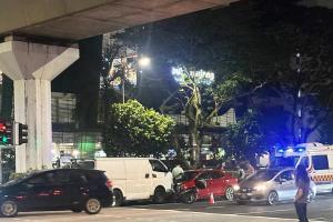 货车司机疑涉毒酿车祸，过后被警方当场逮捕。（取自Telegram群组SGRoadBlocks/TrafficNews）