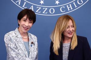 日本首相高市早苗（左）上任10个月已访问11个国家，图为今年6月15日，她与意大利总理梅洛尼在罗马会晤后召开联合记者会。（路透社）