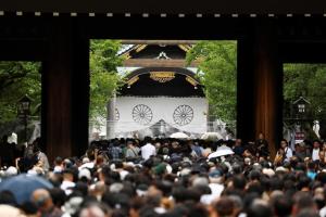 日本民众星期六（8月15日）参拜位于东京的靖国神社，纪念二战结束81周年。（路透社）