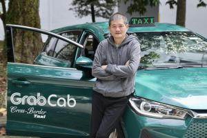 Grab自今年5月4日推出电召跨境德士服务以来，迄今已完成1万3000趟跨境行程。GrabCab司机黄永盛指前往新山的订单，8月以来明显增加。（邝启聪摄）
