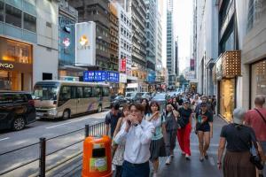 港府星期五（8月14日）公布，今年第二季本地生产总值按年增长4.3%，上一季增长5.9%。今年上半年本地生产总值按年增长5.1%，是近五年来最强劲的半年度表现。图为8月11日，香港中环皇后大道上的行人。（彭博社）