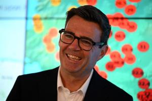 英国新任首相伯纳姆活跃于社交媒体，但民众评价两极化，有人也担心传统媒体可能因被“排除在外”而引发反弹。（法新社档案照片）