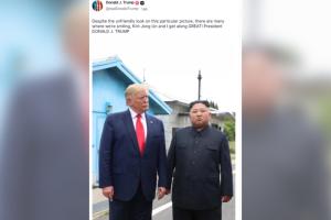 美国总统特朗普在社交媒体Truth Social上传两人合影，并发文说：“只看这张照片，看似我们关系不好，但我们也有不少面带笑容的照片，我与金正恩相处得很好！”（取自特朗普社媒账号）