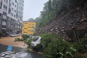 韩国庆尚南道巨济市星期一（8月17日）发生山体滑坡，泥石流倾泻而下冲入一栋公寓楼的一楼，也掩埋附近停放的车辆。（路透社）