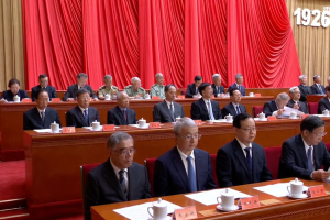 中共前总书记江泽民的亲属子女现身江泽民百年诞辰纪念大会现场。直播画面显示，第三排左起为江泽民的妹妹江泽慧、次子江绵康、长子江绵恒。（央视直播视频截图）
