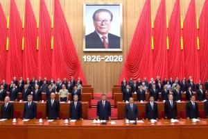 星期一（8月17日）是已故中共前总书记江泽民诞辰100周年纪念日，官方当天上午在北京人民大会堂举行纪念大会，中国前总理温家宝等卸任领导人星期一（8月17日）出席并在主席台第一排就坐。年底满84岁的中共前总书记胡锦涛则未现身。（央视直播视频截图）
