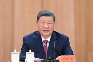 中共总书记习近平星期一（8月17日）在纪念江泽民诞辰100周年大会上说，“中华民族将在完成祖国统一基础上实现伟大复兴”。中国大陆官媒《环球时报》随后发文称，这句表述分量极重，台湾社会最该读懂。（新华社）