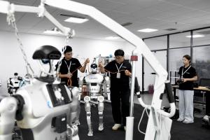 北京大学经济学院教授苏剑受访时解读，7月高技术产业投资及消费额增速持续领跑，成为当前经济主要支撑之一 。图为山东优宝特智能机器人公司的工作人员正在调试机器人。（新华社）
