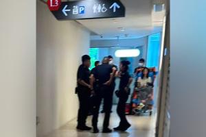 现场可见警员和医护人员，一名女孩坐在担架上接受治疗。（受访者提供）